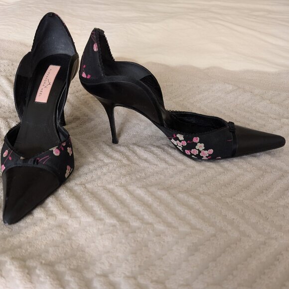 Black pumps with pink flower design; size 7 - Picture 1 of 3